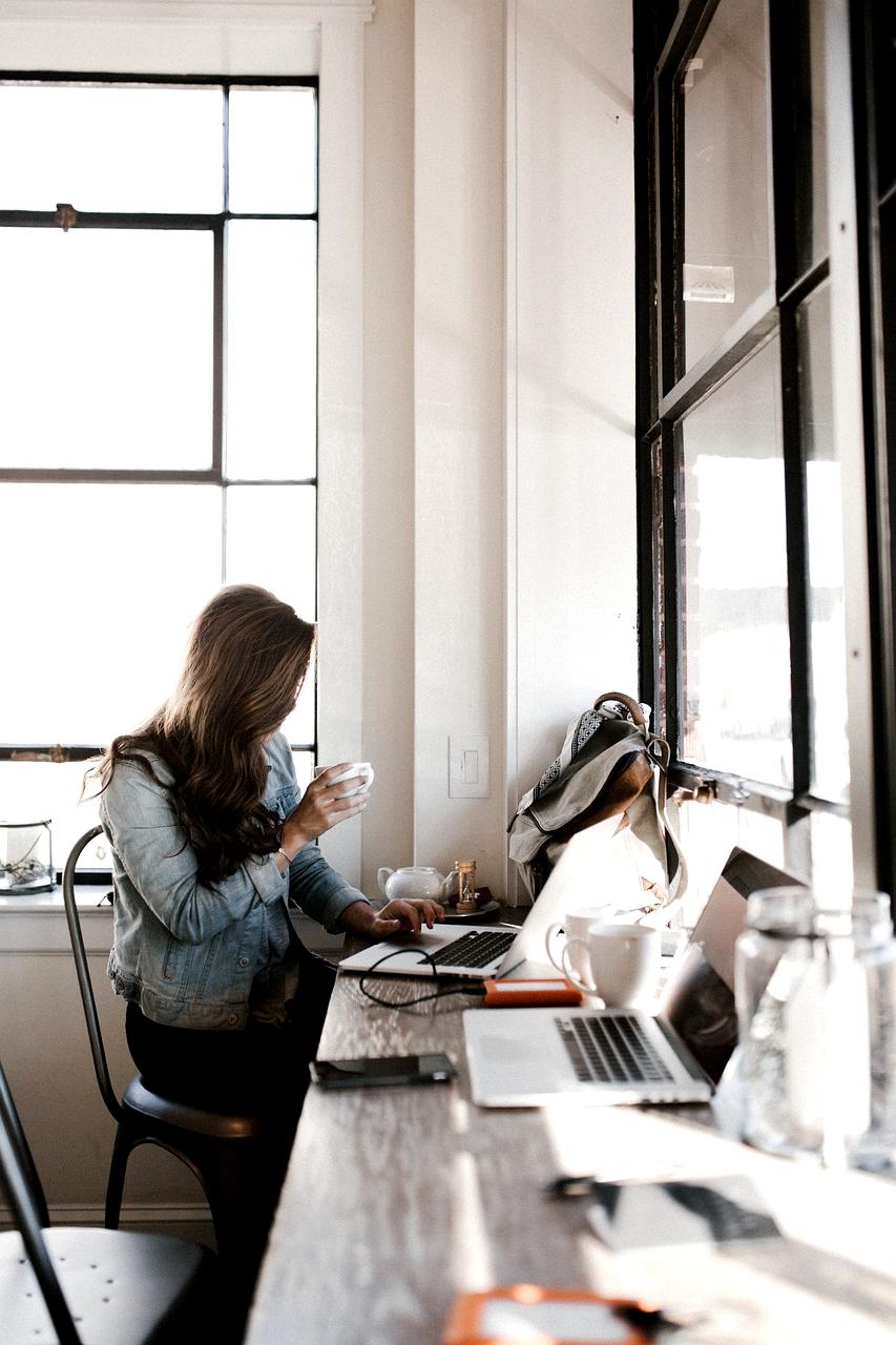Laptop cu curs online pe un birou organizat